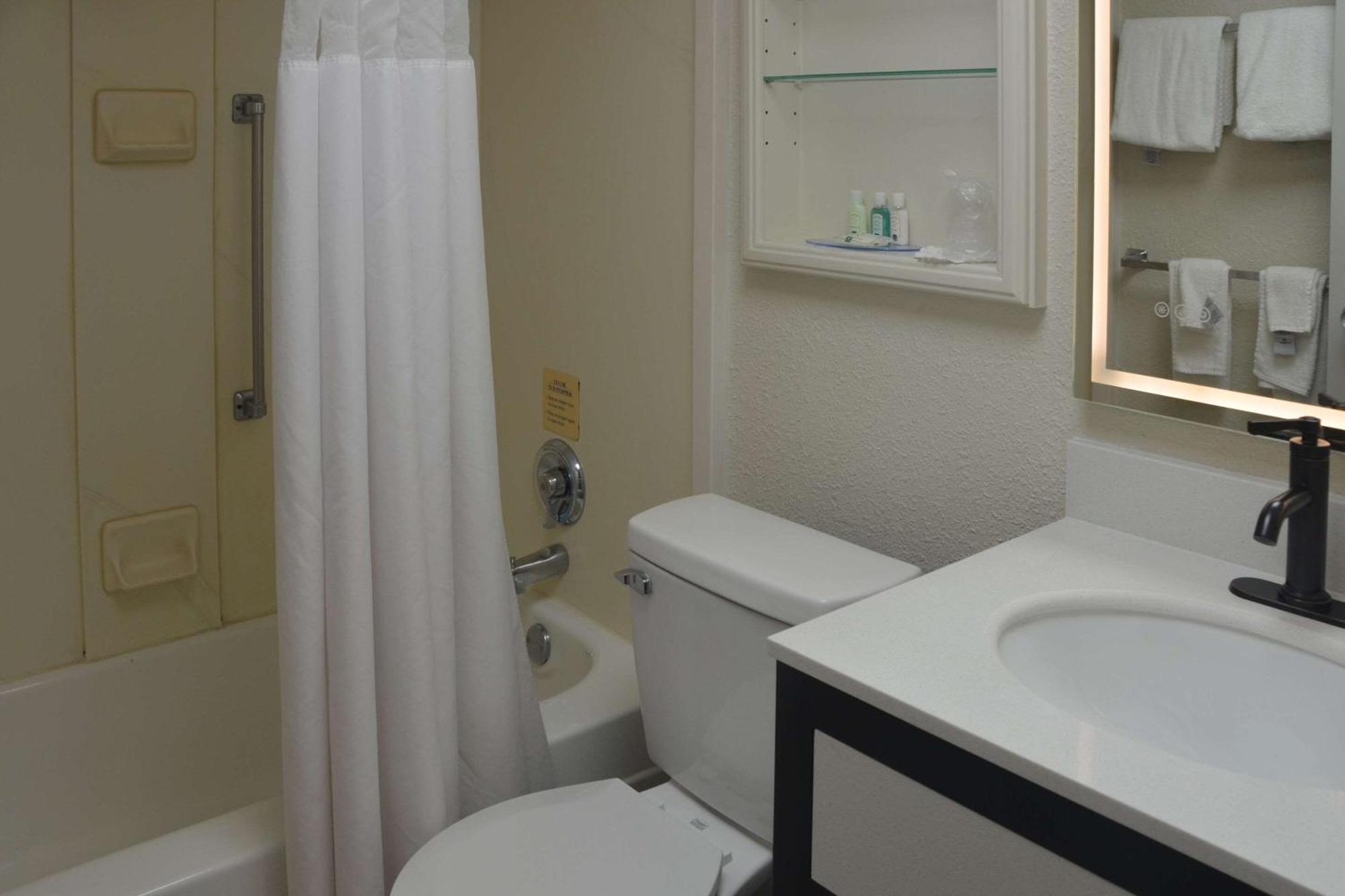 Quality Inn Perrysburg Exterior photo